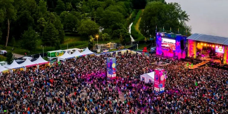 huren xlt overdekt podium met side stage delay-torens